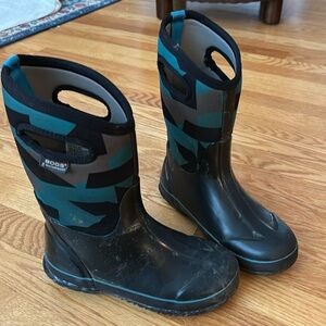 Insulated Bogs winter boots size 4 (big kids)